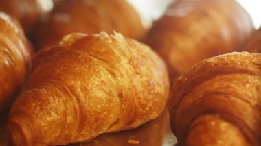 Şafakta fırından çıkan sıcak, altın kruvasanların tadını çıkar..