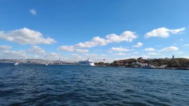 Gemiler limanda süzülürken dalgalar yavaşça kıyıya vurur..