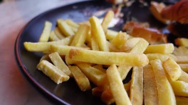 Sıcak bir yemeğin yanında servis edilen kızarmış patateslere dikkatle bakın..