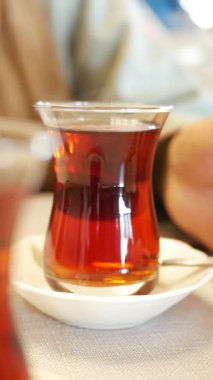 Eşsiz bir bardakta servis edilen demlenmiş çayın tadını çıkarmak, rahatlamak için mükemmel..