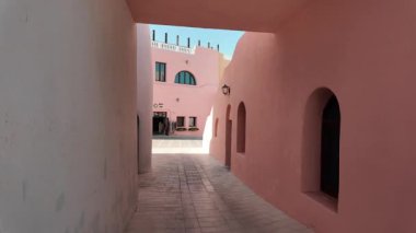 Canlı duvarları olan dar bir geçit bizi avlu manzarasına götürür..