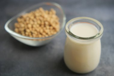 soya fasulyesi ve süt bir kavanozda masada. .