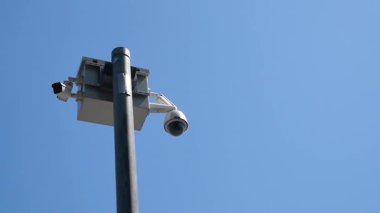 Bir güvenlik kamerası bulutsuz açık mavi bir gökyüzü yakalar..