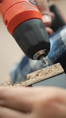 Tahta parçalarına yakın bir matkapla DIY projesi üzerinde çalışıyorum..
