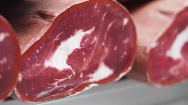 Bu hareketli pazarda, pişmiş etin zengin çeşitlerini keşfedin.