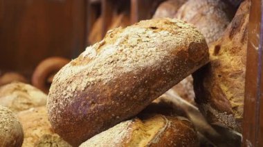Müşteriler dükkandaki taze ekmeğin çeşitliliğine hayran..