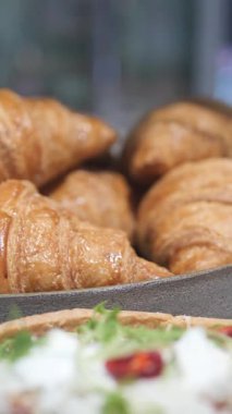 Çeşitli altın kruvasanların yanı sıra canlı malzemeler tadını çıkarmayı bekliyor..