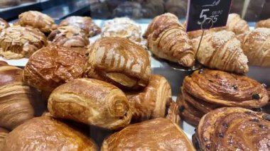 Meşgul bir fırında taze kruvasan ve hamur işlerinin tadını çıkarın..