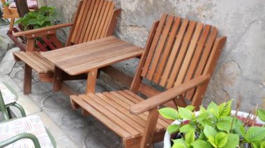 Bereketli yeşilliğin yanında zarif ahşap koltukların olduğu huzurlu bir atmosferin tadını çıkar..