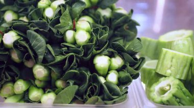 Yerel bir markette sergilenen taze bok choy .