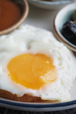 Çeşit çeşit mezelerin yanında servis edilen yumurta sarısı ve kızarmış yumurta..