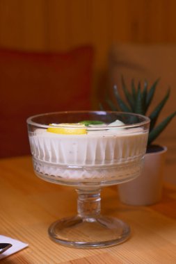 Kremalı tatlının içinde limon dilimleri ve nane şekeri var..