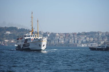 İstanbul ufuk çizgisi görünen bir tekne ile sularda seyahat ediyor..