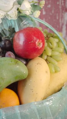 Güzel bir sepette sunulan renkli meyve çeşitleri.