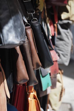 Açık hava pazarında satılık çeşitli deri çantalar..