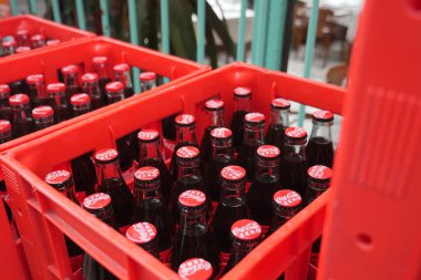 Hindi İstanbul 17 Haziran 2025. Kutularda istiflenmiş kola şişeleri. .