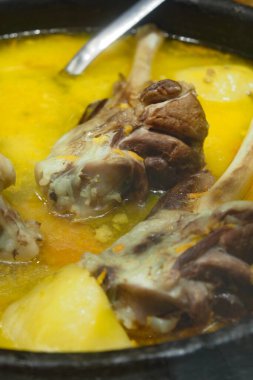 Tencerede taze et ve patatesle kaynayan zengin güveç..