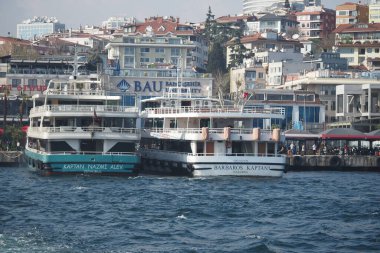 İstanbul 'da aktif bir limana demirlemiş iki tekne var..