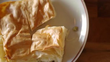 Tabakta lezzetli bir Türk Borek 'i .