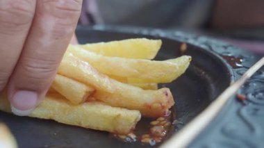 Lezzetli soslu taze patates kızartması tatmak..