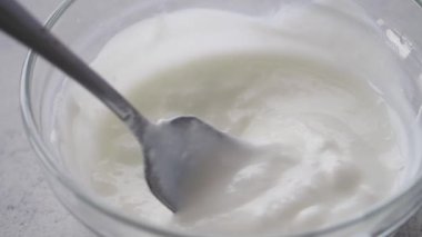 Basit teknikler ve malzemelerle kremalı yoğurt yapmayı öğren..