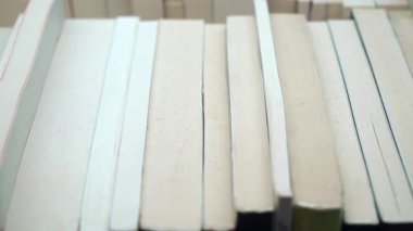 Özenle düzenlenmiş ciltli kitap koleksiyonunun yakın plan görüntüsü.