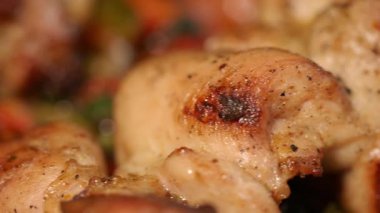 Baharatlı ızgara tavuk renkli sebze ve otlarla kaplıdır..