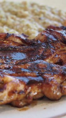 Lezzetli kenarları olan mükemmel ızgara tavuğun tadını çıkarın..