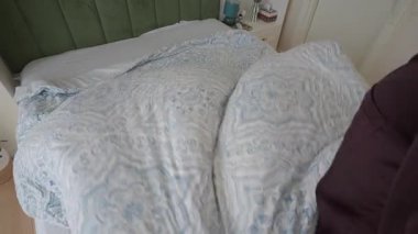 Düzenli bir yatak odası için nasıl yatak düzenleneceğini öğren..