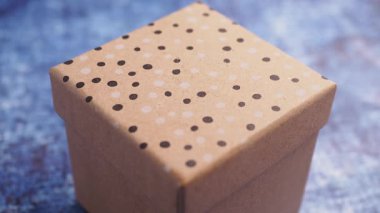 Paket kağıdına kalp şekli etiketi yapıştırıyorum. 