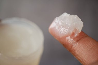 Cilt bakımı için parmağa yağ jölesi uygulanır.,