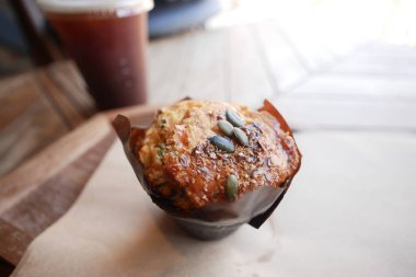 Lezzetli bir kek serinletici soğuk bir kahvenin yanında oturur..