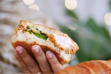 Sıradan bir lokantada çıtır tavuk burgerinin tadını çıkarın..