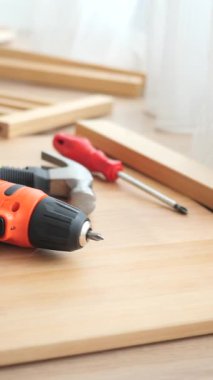 Aletler ahşap bir masaya yerleştirilmiş, el işi projesine hazır..