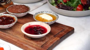 Kahvaltıda taze salatayla servis edilen çeşitli çeşitliliğin tadını çıkarın..