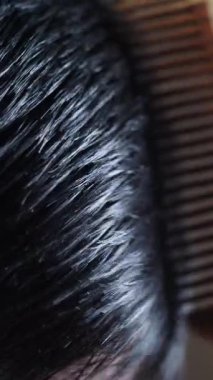 Her gün pürüzsüz, parlak saçlar elde etmenin adımlarını keşfedin..