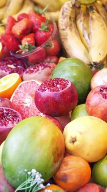 Pazar yerini nar, muz ve çilek gibi taze meyveler dolduruyor..