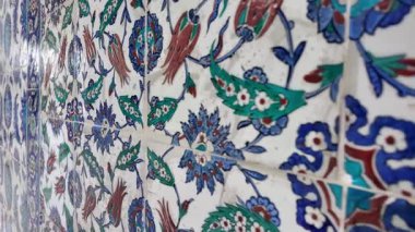 Canlı renkler ve detaylı desenlerle sersemletici fayans tasarımlarını keşfet.