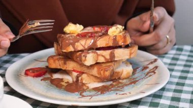 Fransız tostu, çikolata ve çilek dolu bir tabağın yakın çekimi..