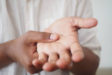 Genç adam acı çekiyordu. .