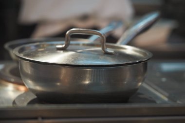 Fırına paslanmaz çelik bir tencere konur, kullanıma hazır..