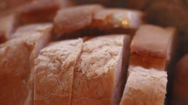 Somunlar dilimlenir, yumuşak ve sıcak içleri ortaya çıkar. Yemekler için mükemmeldir..