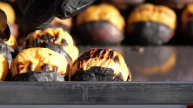 Tedarikçiler sonbaharda hevesli müşteriler için taze kestane hazırlıyorlar..