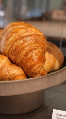 Sıcak, sarkık kruvasanlar, ziyaretçilerin keyif alması için sıcak bir fırında sergilenir..