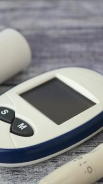 Kan şekeri ölçer ve erzak..