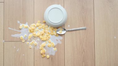 Kahvaltıda bir kase tahıl gevreği ve süt döker..