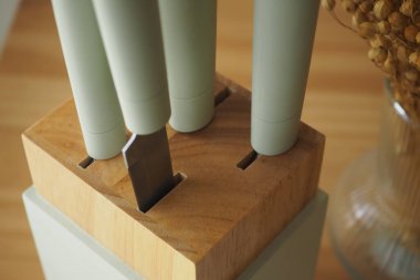 Koordineli bıçak bloğu tezgahta şık mutfak bıçakları bulundurur..