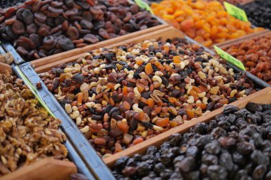 Markette kurutulmuş meyve ve fındık müşterileri çeker..