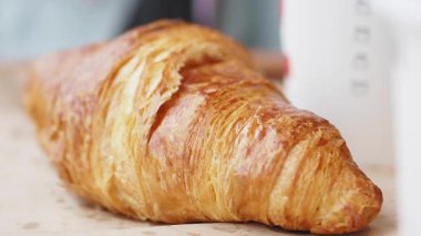Bu sabah sıcacık bir pastanede yapılan yumuşak kruvasanın tadını çıkarın..