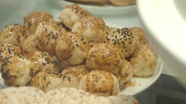 Bir kasede lezzetli Türk hamur işleri .